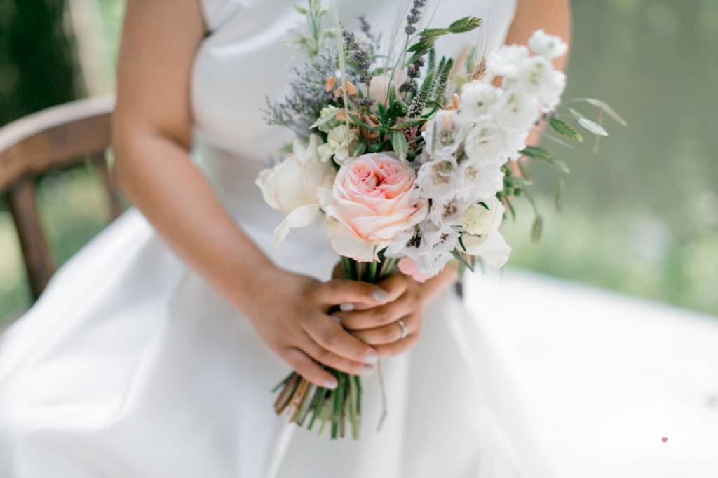 Миллион алых роз и не только: особенности свадебной флористики и идеи оформления банкета