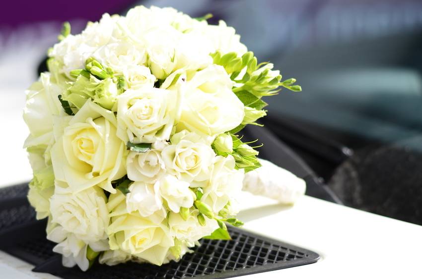 Безукоризненный вкус: как правильно выбрать букет невесты из белых роз