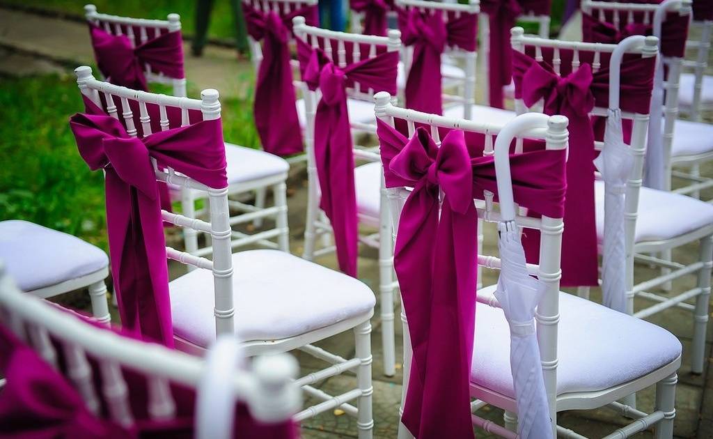 Украшение стульев на свадьбу: идеи декора - hot wedding