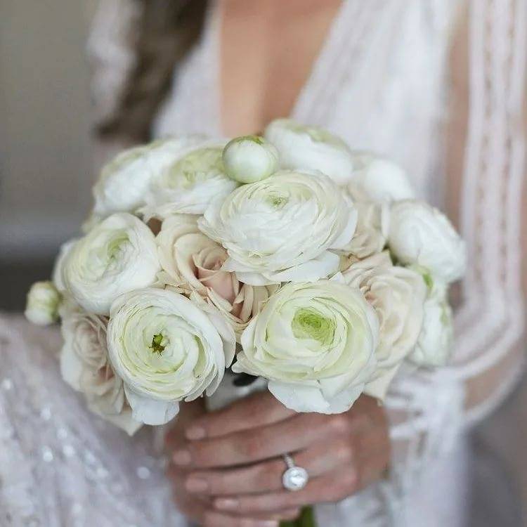 Букет невесты из ранункулюсов, какими цветами дополнить