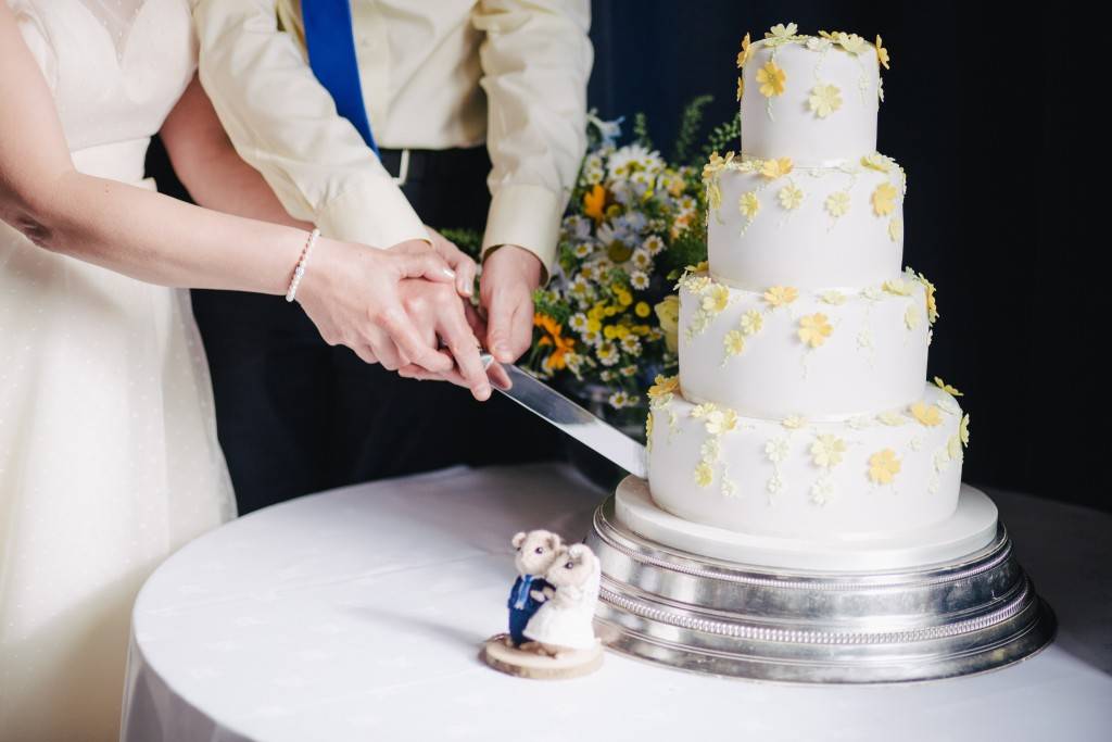 Каким должен быть свадебный торт: приметы и обычаи