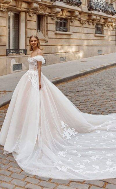 Пышные свадебные платья: самые красивые платья с открытыми плечами