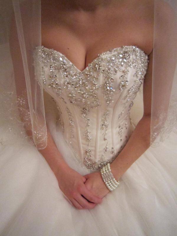 Стильные фасоны свадебных платьев с корсетом