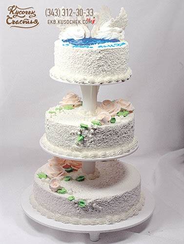 Трехъярусный свадебный торт: модные тенденции