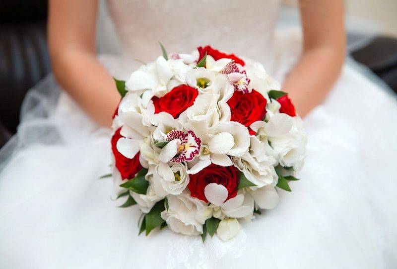 Экстравагантная классика: составляем красно-белый букет невесты правильно