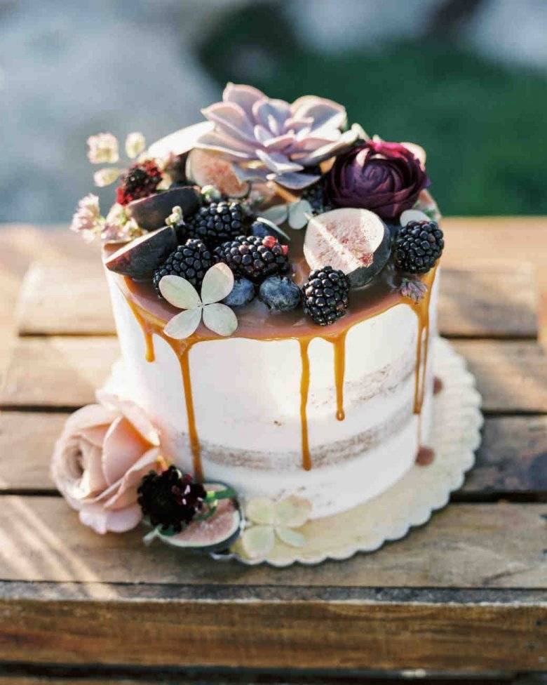 Скромный, но не дешевый – небольшой свадебный торт без мастики и с ее применением