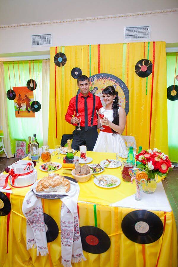 ᐉ свадьба в стиле стиляги - образы молодых, зала и стола, аксессуары - svadebniy-mir.su