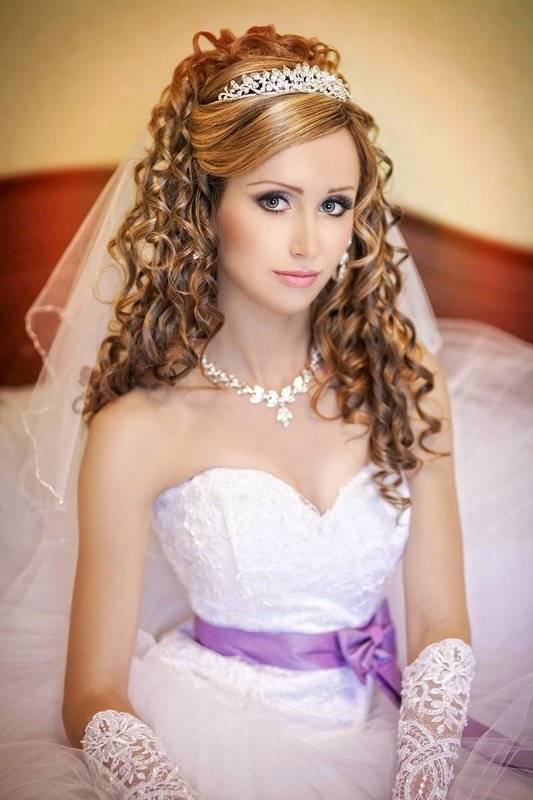 Свадебная прическа с диадемой — фото высоких причесок для невесты на свадьбу с тиарой 2020 года