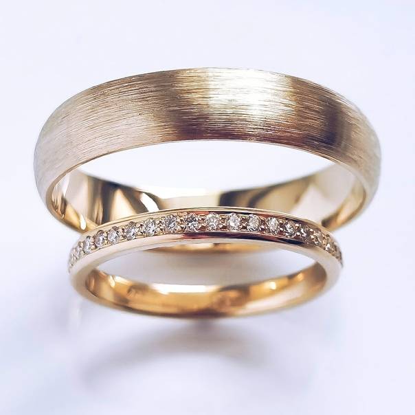 Обручальные кольца из золота и серебра с бриллиантами
