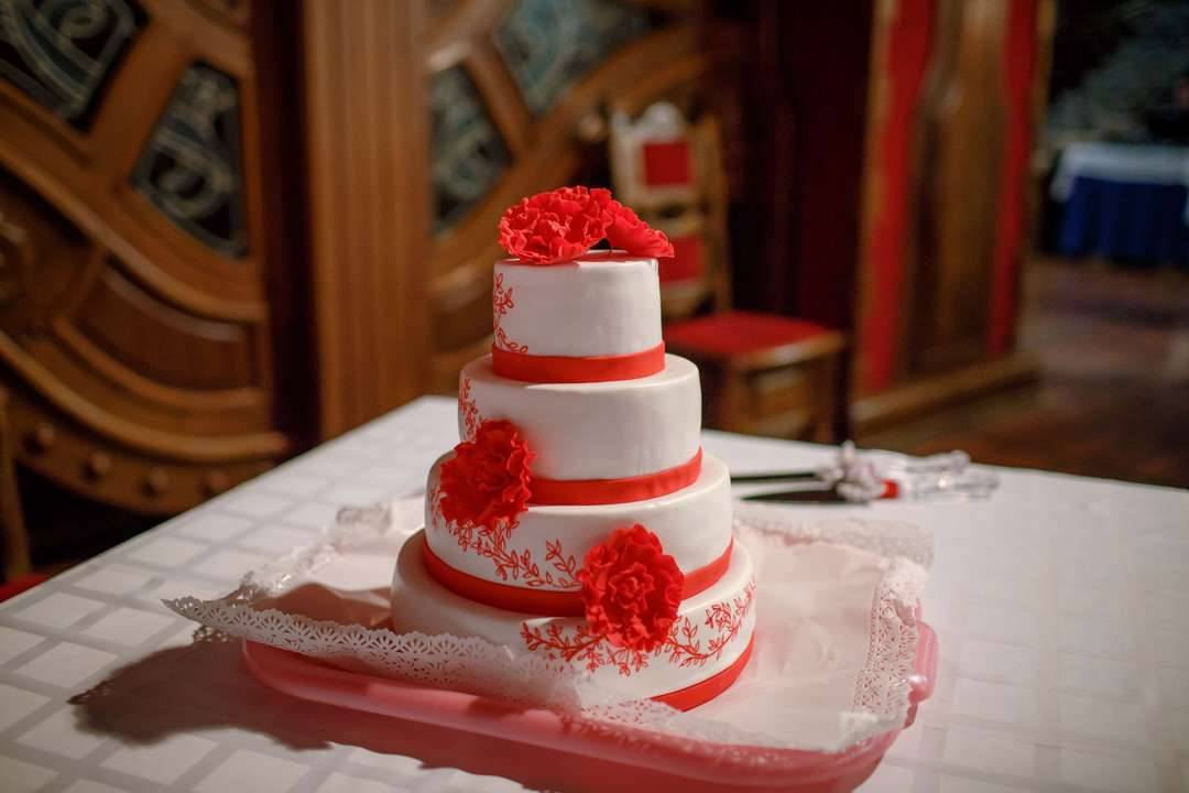 Торт на праздничное торжество "стиль винтаж" для женщины по доступной цене от 2975.00 руб/кг