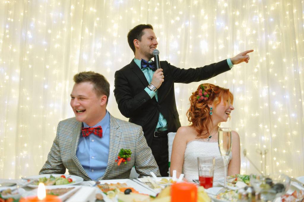 Как выбрать ведущего на свадьбу: актуальные советы для молодоженов