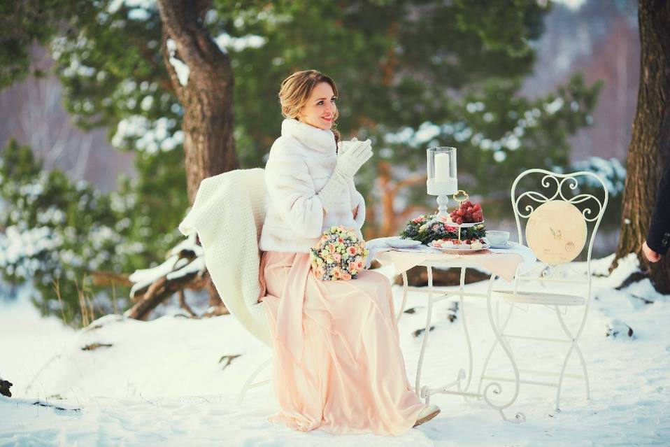 Образы снежной королевы: свадебное платье зимой для фотосессии и торжества