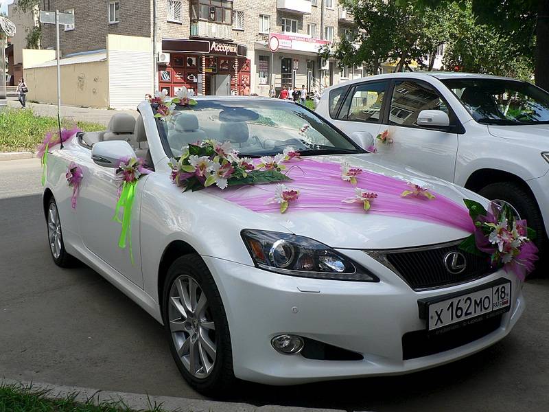 Машины гостей на свадьбе: как выбрать и украсить авто, лимузин, автобус или минивен, как правильно взять транспорт для перевозки в аренду, идеи декор (фото)