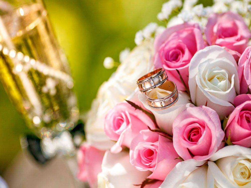 Какие розы лучше дарить на свадьбу. какие цветы можно дарить на свадьбу. значение и символика цвета букета