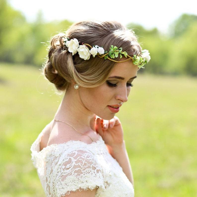 Прически с цветами в волосах - фото свадебных и вечерних укладок