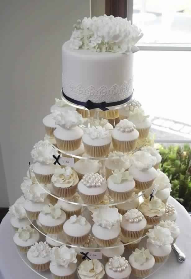 Тандем традиции и современности – свадебный торт с капкейками: фото такого десерта