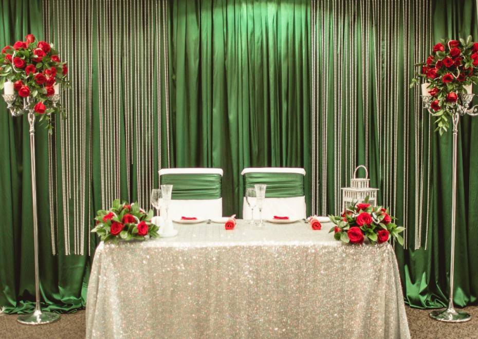 Украшение зала на свадьбу в красном цвете ? с белыми тонами в [2019] — фото оформления