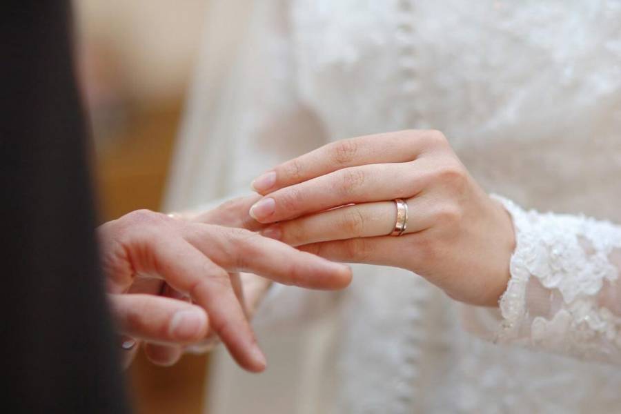На какой руке носит кольцо замужняя женщина — полезные материалы на корпоративном сайте «русские самоцветы»