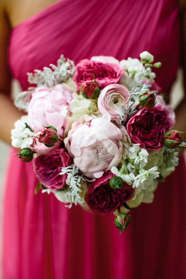 Летнее настроение – малиновый букет невесты: выбираем цветы
