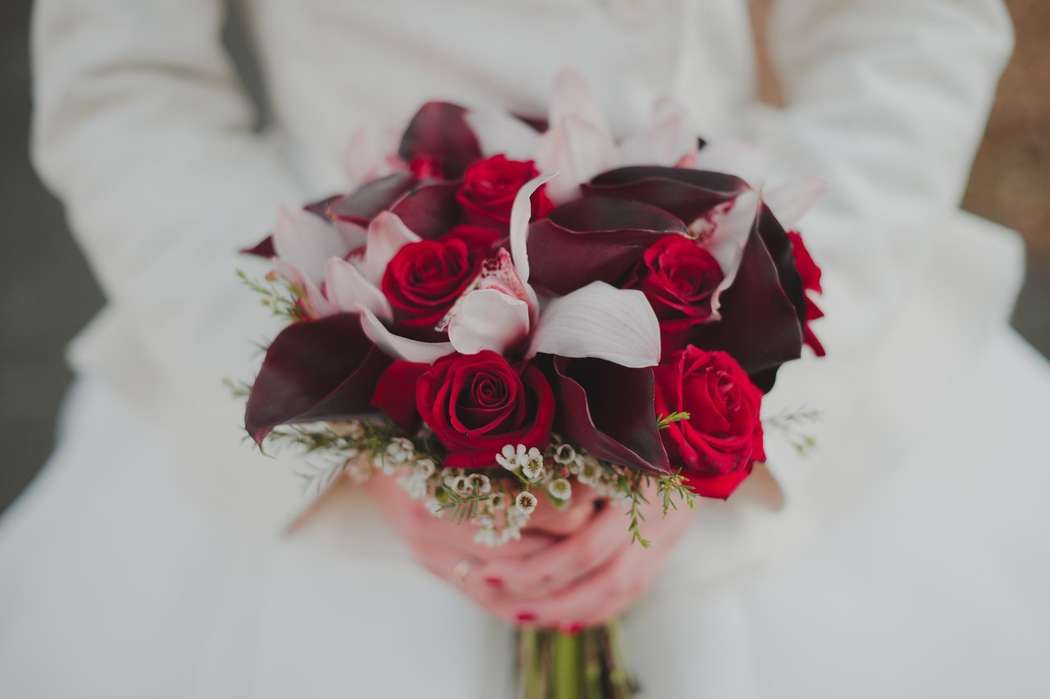 Свадебный букет невесты в цвете «марсала»: какие цветы подходят, чем дополнить, как собрать композицию в бордовой гамме (видео), примеры букетов (фото)