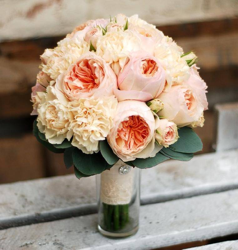 Воплощение нежности: букет невесты из пионовидных роз