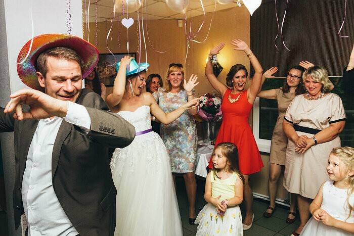 Веселые конкурсы на свадьбу ? в [2019]: самые смешные игры для гостей & молодежи