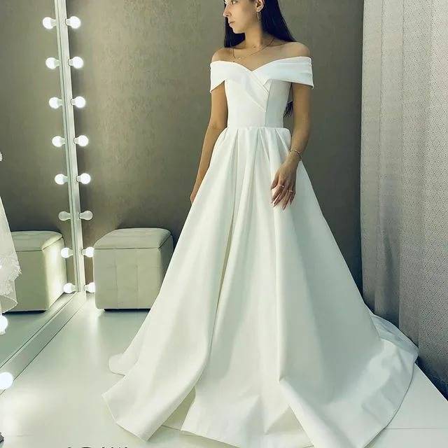 Атласное платье на свадьбу: 100 красивых и стильных фото современных фасонов
