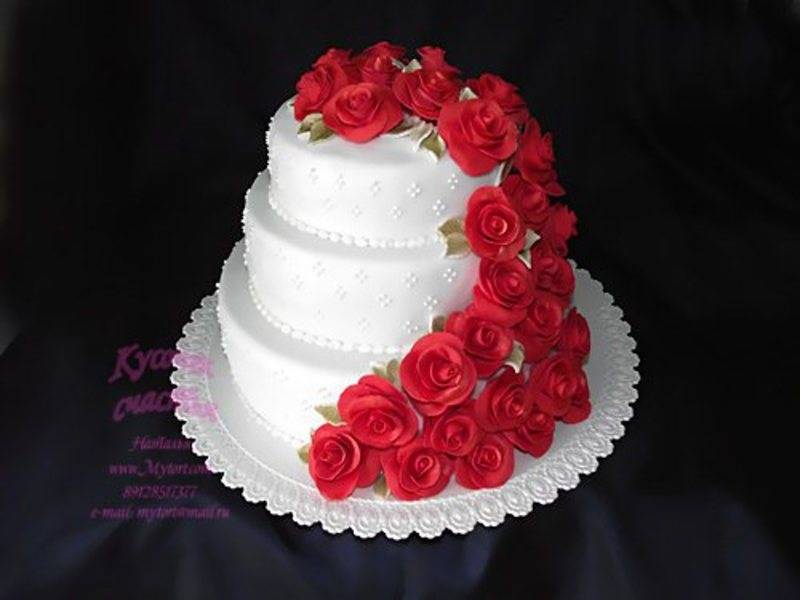 Красно-белый свадебный торт с розами, мастикой, кремом