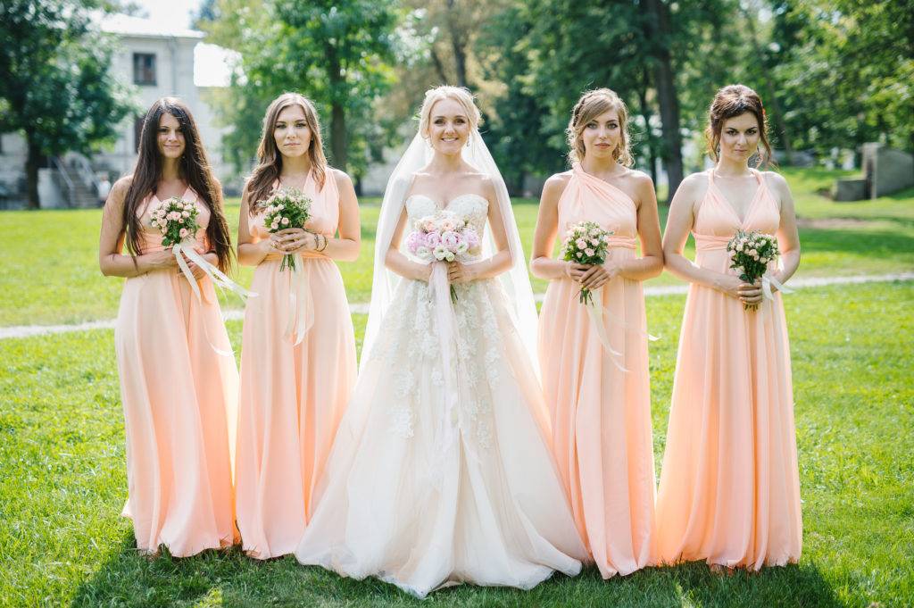 Платья для подружек невесты 2021 фото модные фасоны