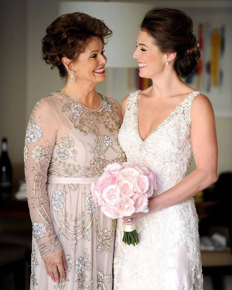 Актуальные модели платьев для мамы жениха на свадьбу, критерии выбора