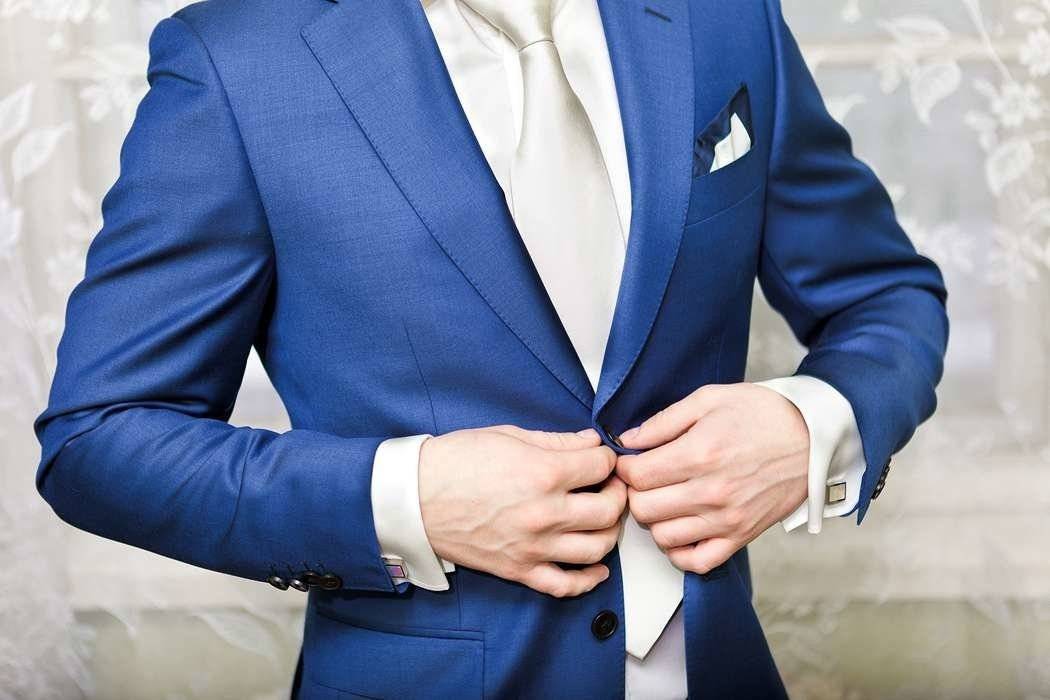 Синий костюм с рубашкой и галстуком