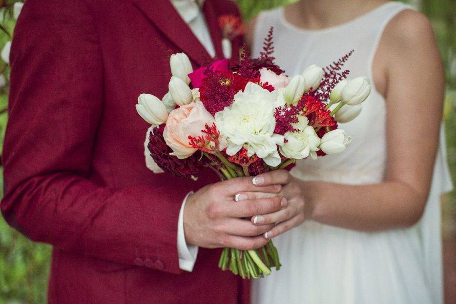 Аппетитный вишневый оттенок – бордовый букет невесты: советы по выбору цветов с фото