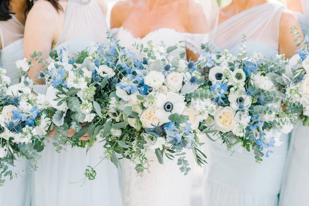Свадьба в голубых цветах: лучшие идеи оформления выездной регистрации и банкетного зала, образ невесты и жениха, флористика и декор