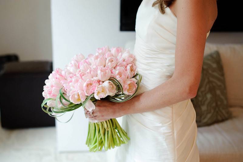 Идеи свадебного букета невесты из белых цветов в 2019 году.