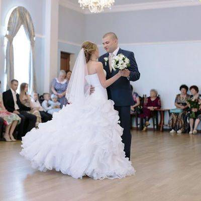 Свадебный танец-сюрприз от подруг невесты: примеры, как подготовить