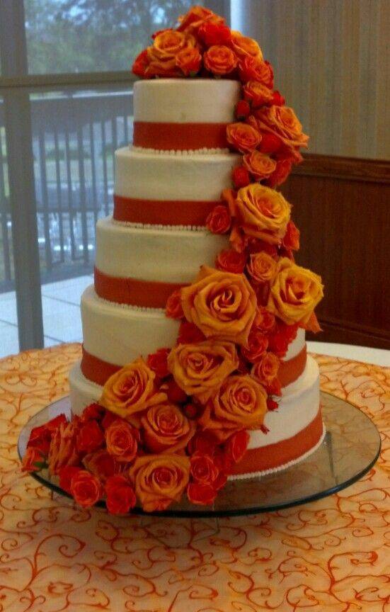 Красивый и вкусный свадебный торт «красный бархат» с белыми оттенками