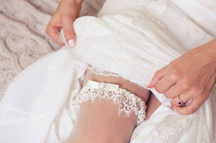 Подвязка невесты – откуда взялась эта свадебная традиция