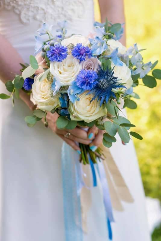 Свадебный букет невесты из ромашек — фото простых и красивых букетов из ромашек и васильков на свадьбе