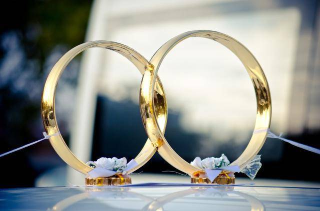 20 простых свадебных украшений на машину своими руками