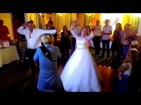 Выступление короля: подходящие стиль и песня для танца с папой на свадьбе