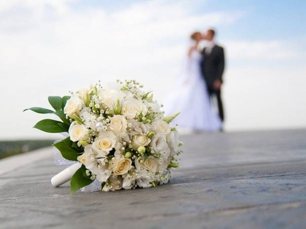 Какие цветы дарят на свадьбу, родители молодоженам, жених невесте, гости молодым, муж жене на годовщину