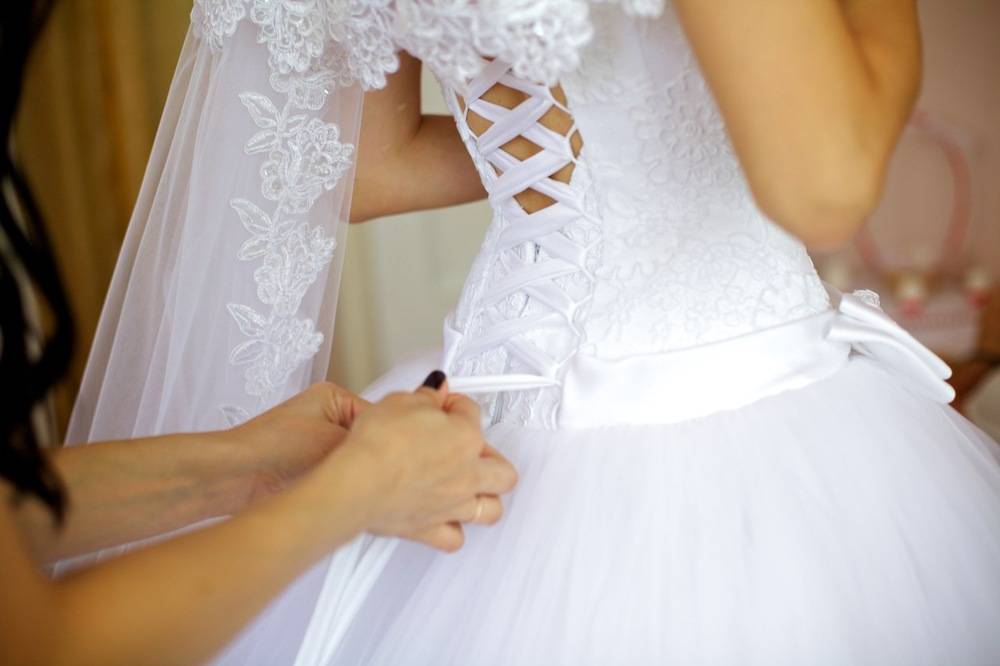 Как шнуровать свадебное платье