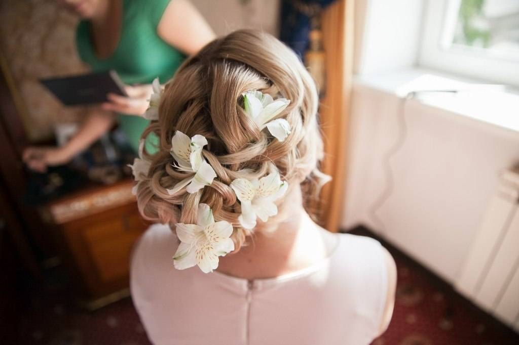 Романтические свадебные прически с цветами – идеи для длинных, средних, коротких волос