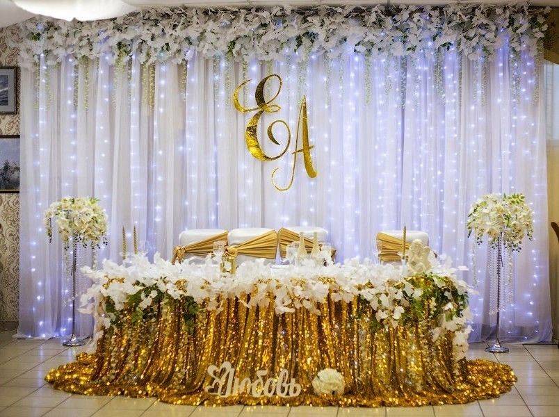 Королевская свадьба в золотом цвете – оформление зала с примерами на фото