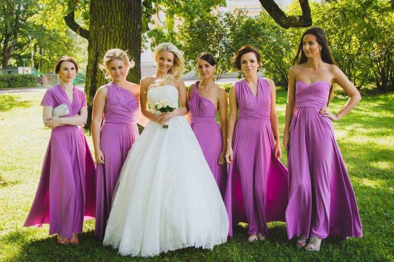Образ подружки невесты: как выбрать платье, аксессуары и обувь на свадьбу, что должно сочетаться - советы и рекомендации, свадебные фото с подругами новобрачной