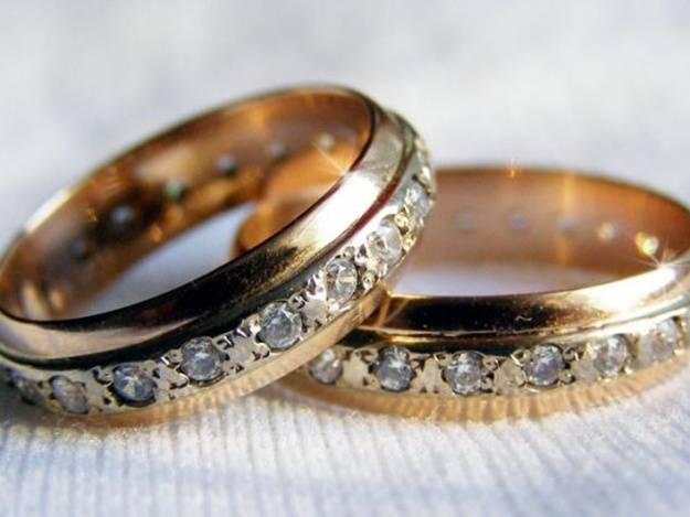 Как носить помолвочное кольцо после свадьбы