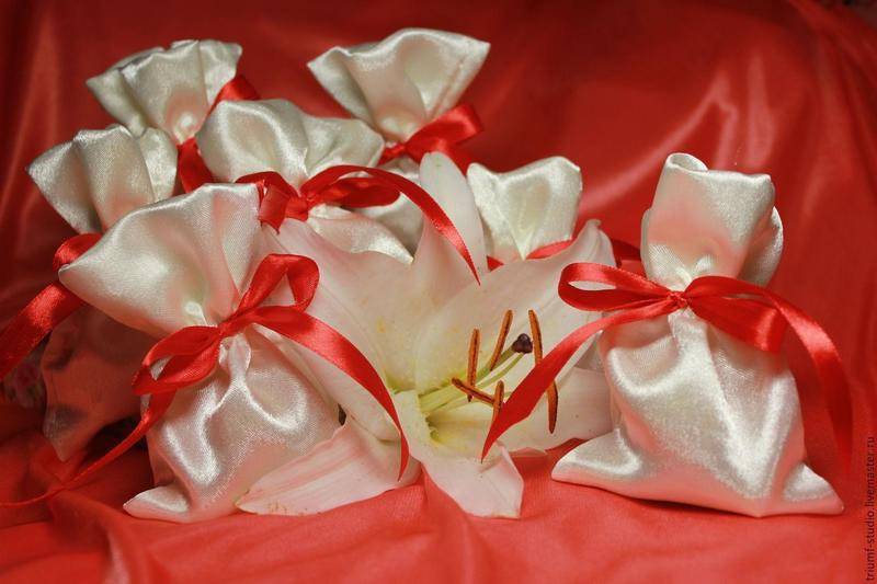 Подарки для гостей своими руками – бонбоньерки из ткани