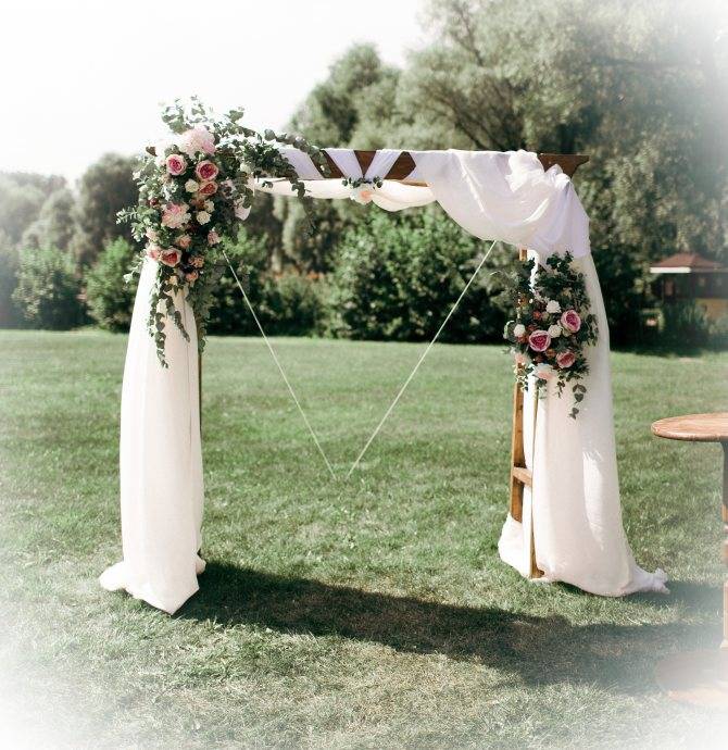 Оформление свадебных арок цветами – романтика природы в центре торжества