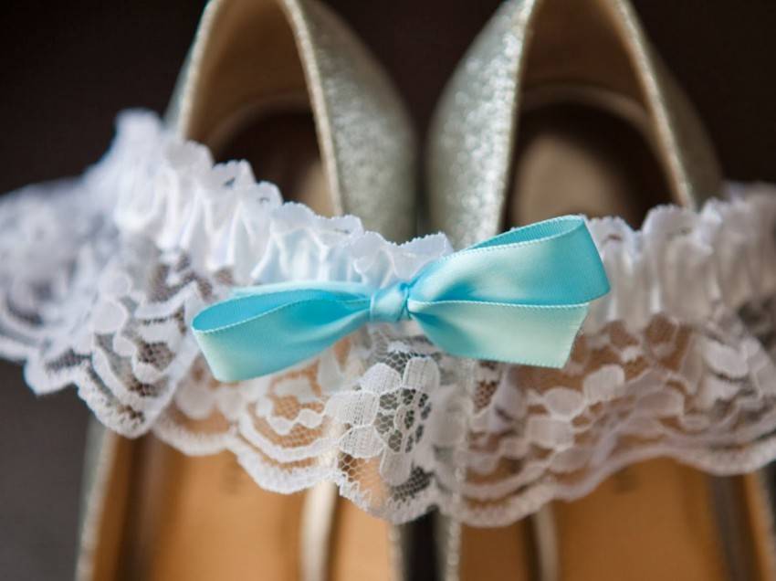 Зачем нужна подвязка невесты на свадьбе? на какую ногу необходимо надевать свадебную подвязку? как сделать подвеску своими руками?