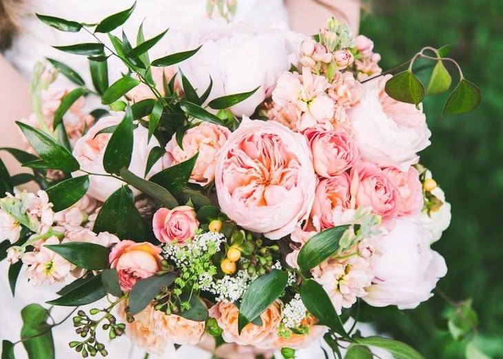 Свадебный букет из пионовидных роз – фото